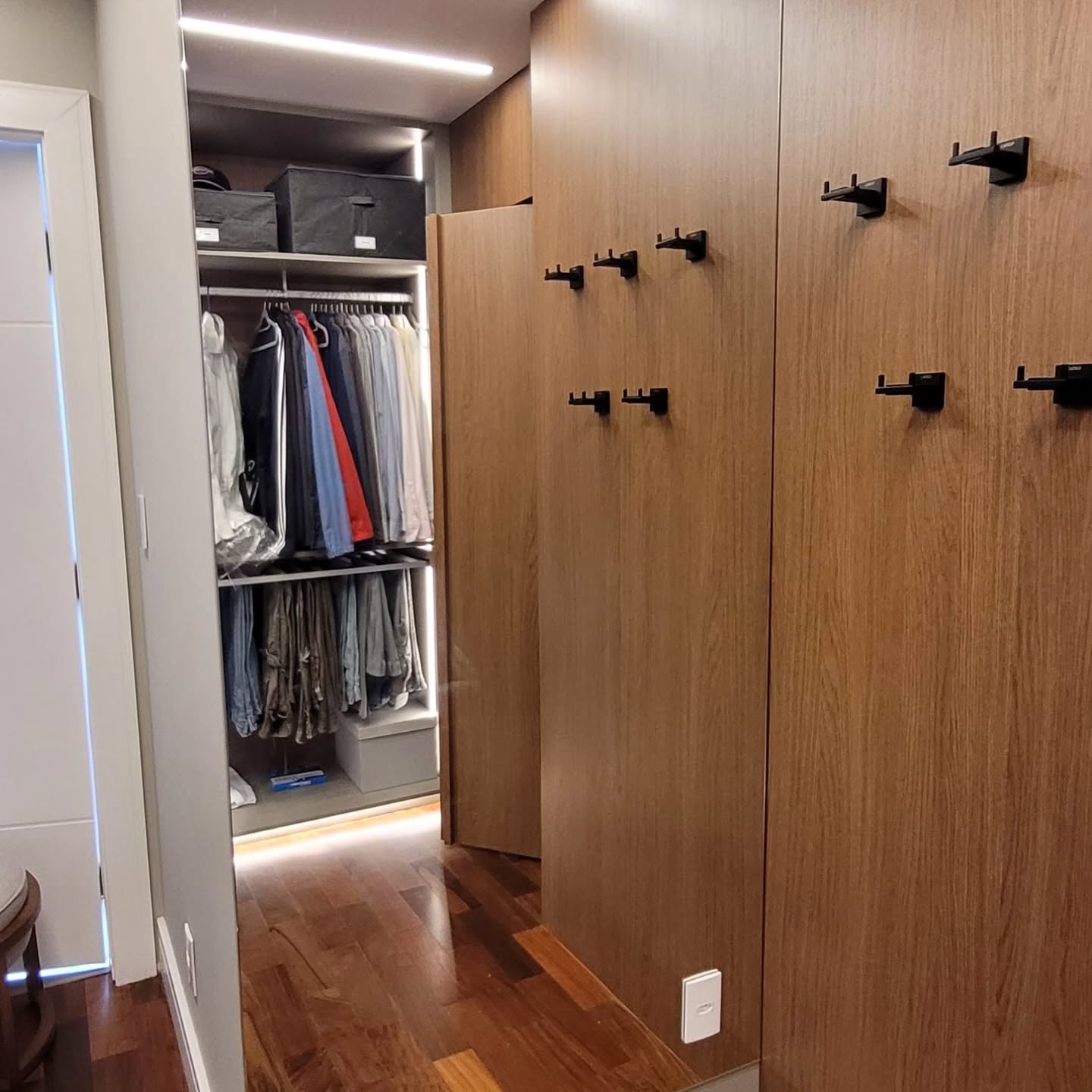 Marcenaria e closet com acabamento premium executado pela Prisma